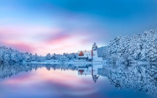 Картинка зима, снег, озеро, лес, домик