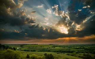 Картинка зеленые холмы, горизонт, тучи, Чурляев Максим, лучи солнца, небо