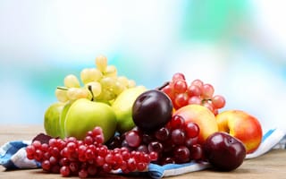 Обои фрукты, сливы, виноград, ягоды