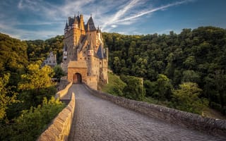 Картинка Германия, дорога, Burg Eltz, небо, леса, башни, брусчатка, замок