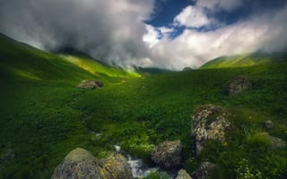 Картинка Туманная долина, зелень, sozel, холмы, ручей, камни