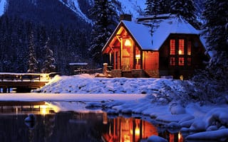 Картинка природа, ели, снег, деревья, ночь, водоём, дом, зима, свет, мостик, коттедж