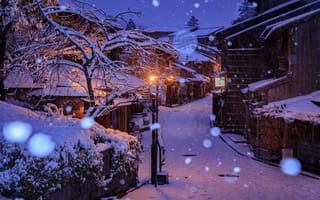 Картинка Ночная улочка, зима, фонари, снегопад, Япония, Киото