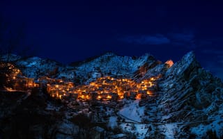 Картинка Ночной вид деревни Кастельмеццано, Потенца, Италия