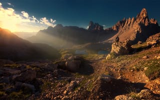 Картинка Михалюк Сергей, озеро, скалы, горы, пейзаж, свет, природа, лучи, камни, турист, Доломиты, солнце