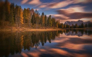 Обои Облачное небо и его отражение в озере