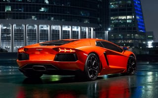 Обои Lamborghini Aventador в ночном городе