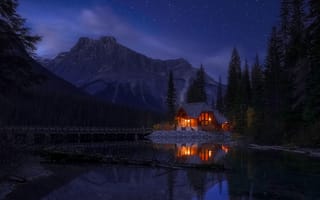 Картинка природа, озеро, ліс, горы, Канада, домик, зірки, ночь, звезды, ніч