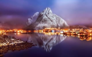 Картинка скалы, городок, фьорд, отражение, вечер, огни, посёлок, дымка, туман, зима, горы, Норвегия