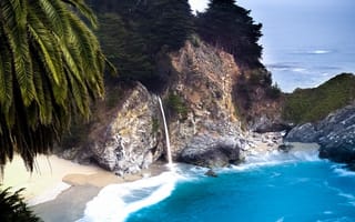 Картинка Калифорния, пейзаж, пляж, пальма, водопад, берег, природа, океан, скалы, деревья, камни