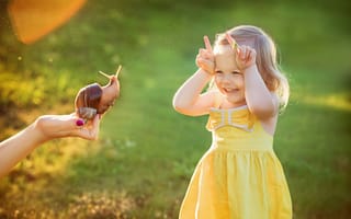 Картинка Julia Grafova, рука, малышка, девочка, улитка, лето, радость, ребёнок, платье, рожки