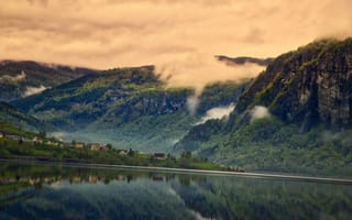 Обои Норвегия, горы, посёлок, облака, озеро, леса, туман, пейзаж, отражение, природа