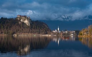 Картинка Словения, озеро, туман, горы, природа, облака, пейзаж, лодка, замок, Блед