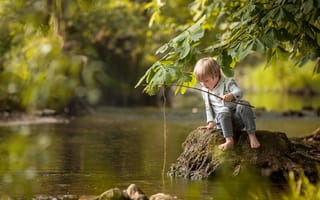 Картинка ребёнок, водоём, природа, листья, рыбалка, прутик, мальчик, ветки, удочка