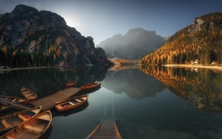 Обои природа, Озеро, горы, Осень, Леса, лодки