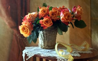 Картинка столик, салфетка, лента, цветы, корзинка, розы, букет