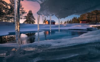Картинка Ole Henrik Skjelstad, природа, ели, ёлки, лёд, закат, весна, озеро, пейзаж, снег, Норвегия, дома, сосульки, деревья