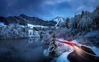 Картинка Markus Stauffer, пейзаж, леса, дорога, горы, снег, посёлок, зима, Швейцария, озеро, природа