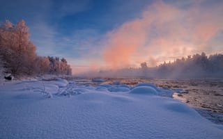 Картинка Роман Горячий, снег, утро, деревья, природа, берега, леса, туман, Заполярье, река, пейзаж