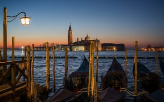 Картинка Венеция, река, лодки, дома, Италия, Гондола, вечер, лампа