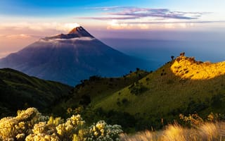 Картинка Индонезия, Ява, вулкан, холмы, травы, остров, пейзаж, небо, облака, растительность, природа