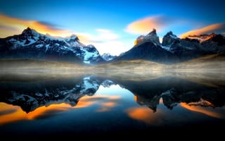 Картинка природа туман пейзаж, закат горы озеро отражение Торрес-дель-Пайне Чили воды снежный пик облака голубой солнечный свет