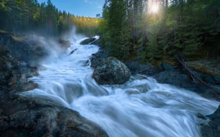 Картинка Норвегия, Ole Henrik Skjelstad, водопад, солнце, река, каскад, рассвет, горы, камни, природа, пейзаж, лес, деревья, лучи