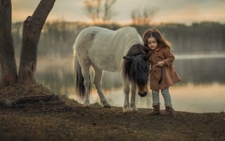 Картинка ребёнок, животное, туман, река, девочка, малышка, лошадка, пони, природа