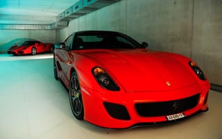 Картинка car, house, Tone, sports car, v12, vehicle, pool, rims, lightroom, Ferrari, twotone, d40, land vehicle, 1855, collection, autom, Hypercar, two, Enzo, swimming, private, GTO, silver, brakes, grey, wheel, supercar, performance car, 599, combo, Nikon, red