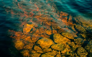 Картинка Камни, с чистой водой, в лучах солнца, озера, на дне