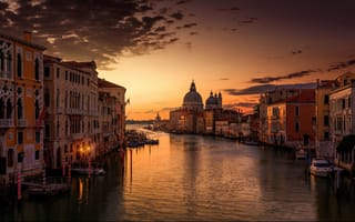 Картинка Обои Venice, церкви, небо, Italy, лодки, закат, Canal Grande, канал, облака, Италия, Венеция, здания, город, вода