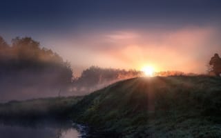 Картинка трава, туман, Андрей Чиж, холм, человек, пейзаж, берег, деревья, фотограф, лучи, река, восход, природа, утро, солнце, рассвет