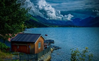 Картинка Норвегия, Isfjorden, Озеро, Природа, Домик, Горы, Облака