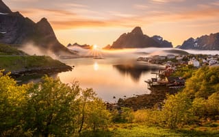 Картинка Лофотенские острова, Залив, Норвегия, Reine, Пейзаж, Природа, Туман, Солнце, Горы