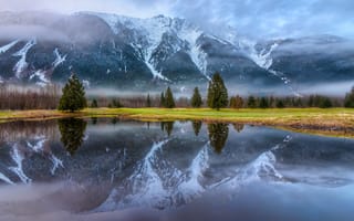 Картинка снег, природа, озеро, берег, деревья, туман, отражение, пейзаж, горы