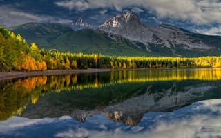 Картинка осень, озеро, отражение, утро, Perry Hoag, горы, лес, пейзаж, Канада