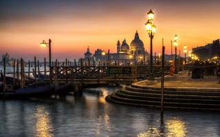 Картинка город, фонари, освещение, вечер, набережная, собор, Италия, Венеция