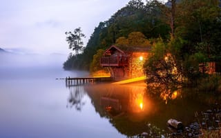 Картинка природа, озеро, Joe Daniel Price, свет, домик, фонари, туман, пейзаж, Англия, лес, утро, отражение