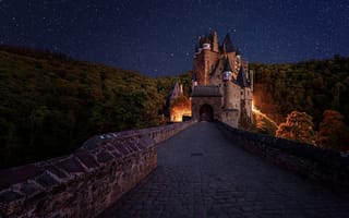 Картинка пейзаж, лес, замок Эльц, звёзды, освещение, Германия, мост, ночь, дорога, небо, Burg Eltz