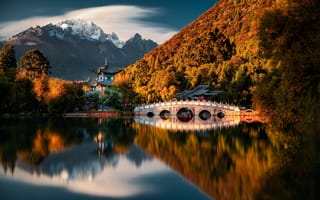 Картинка природа, пагода, закат, пейзаж, горы, осень, Китай, озеро, парк, мостик