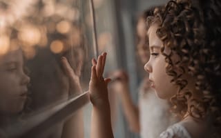 Картинка Александра Пименова, кудри, боке, ребёнок, малышка, отражение, девочка, рука, окно
