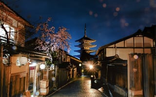 Картинка город, Yasaka Pagodа, улица, Киото, Япония, дома, фонари, освещение, пагода Ясака, вишня, ночь, боке, сакура, весна, цветение