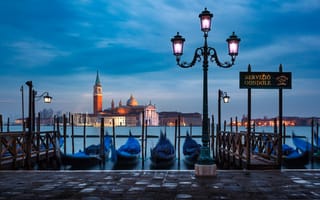 Картинка вода, лодки, собор, Венеция, фонари, набережная, лагуна, город, Италия, гондолы, утро