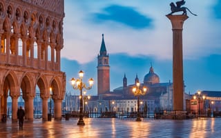 Картинка город, башни, здания, фонари, Венеция, собор, освещение, утро, Италия, колонны, площадь