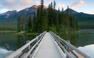 Обои пейзаж, мостик, природа, озеро, национальный парк, горы, Jasper, National Park, леса, Джаспер, Канада, дорожка