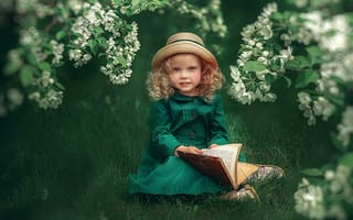 Картинка ребёнок, цветение, весна, ветки, трава, шляпка, природа, кудри, платье, книга, девочка, малышка