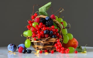 Картинка корзина, виноград, малина, фрукты, персик, черника, ягоды, сливы, ежевика, смородина