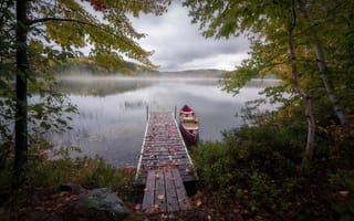 Обои природа, утро, осень, мосток, лодка, пейзаж, туман, озеро
