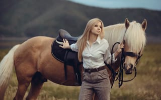 Картинка девушка, горы, поле, красота, лошадь, блондинка