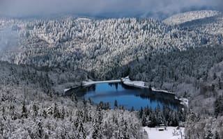 Картинка холмы, лес, озеро, снег